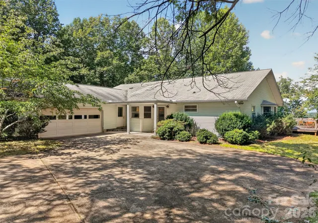 Photo 1 of Single family home for sale at 484 Briar Patch Ln, Saluda, NC 28773 | MLS# 4426728 | Listing updated on 2026-09-30