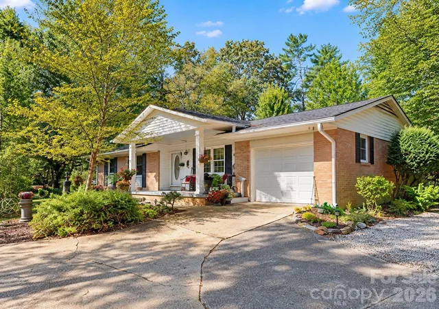 Photo 1 of Single family home for sale at 51 Parkview Dr, Brevard, NC 28712 | MLS# 4426736 | Listing updated on 2026-10-03