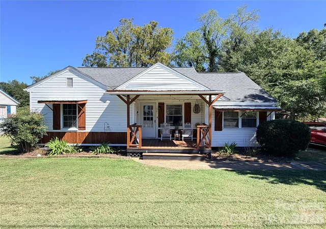 Photo 1 of Single family home for sale at 321 21st Street Sw #41,42, Hickory, NC 28602 | MLS# 4426738 | Listing updated on 2026-09-28