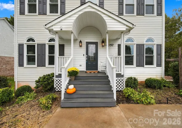Photo 2 of Single family home for sale at 6057 Gold Crk Est Dr, Hickory, NC 28601 | MLS# 4426756 | Listing updated on 2026-10-06