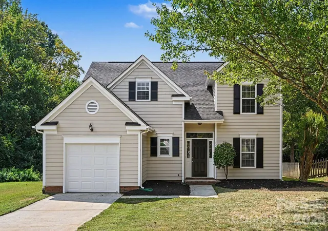 Photo 2 of Single family home for sale at 7117 Daerwood Pl, Charlotte, NC 28215 | MLS# 4426773 | Listing updated on 2026-09-22