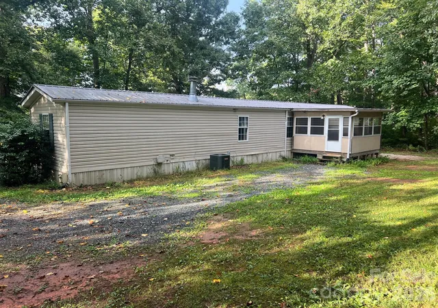 Photo 3 of Single family home for sale at 5543 White Oaks Dr, Morganton, NC 28655 | MLS# 4426777 | Listing updated on 2026-09-30