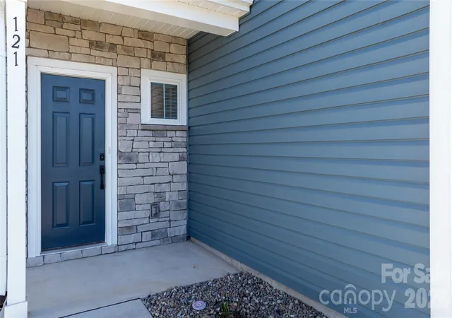 Photo 3 of Single family home for sale at 121 Gunwale St, Statesville, NC 28677 | MLS# 4426786 | Listing updated on 2026-09-29