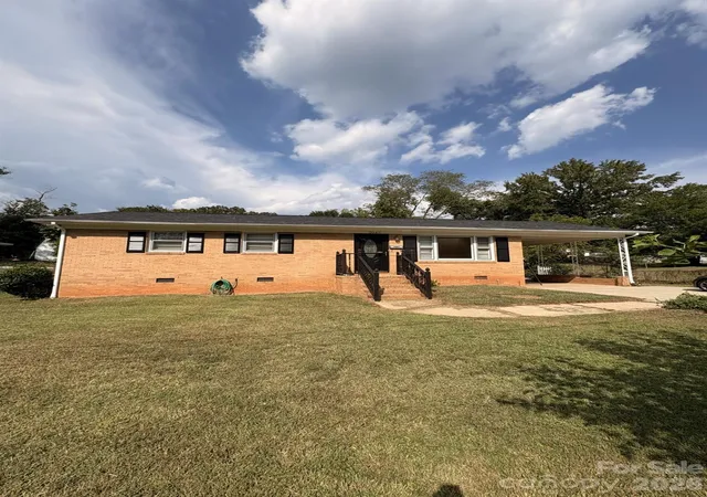 Photo 1 of Single family home for sale at 204 W Nims Rd, Mount Holly, NC 28120 | MLS# 4426810 | Listing updated on 2026-09-23