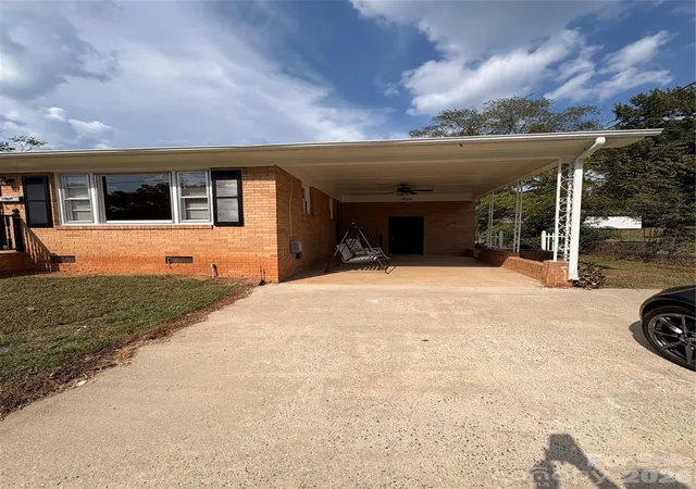Photo 2 of Single family home for sale at 204 W Nims Rd, Mount Holly, NC 28120 | MLS# 4426810 | Listing updated on 2026-09-23