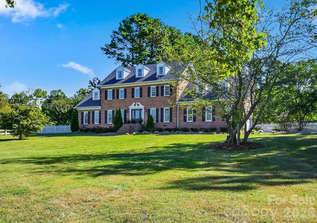 Photo 1 of Single family home for sale at 11215 Idlewild Rd, Matthews, NC 28105 | MLS# 4426844 | Listing updated on 2026-10-03