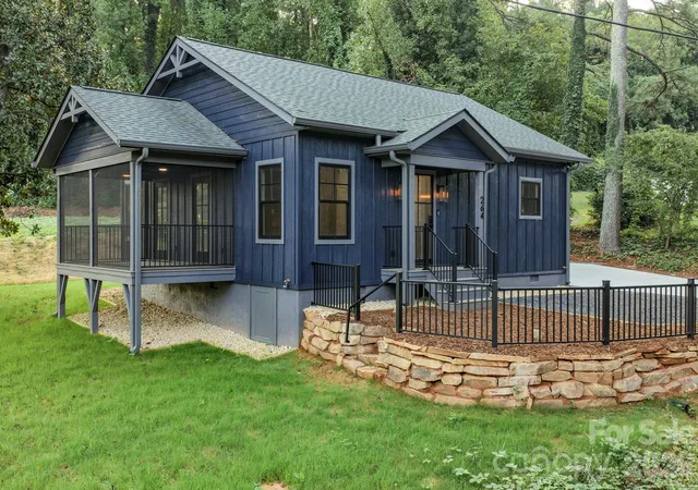 Photo 2 of Single family home for sale at 264 Elm St, Rutherfordton, NC 28139 | MLS# 4426947 | Listing updated on 2026-09-22