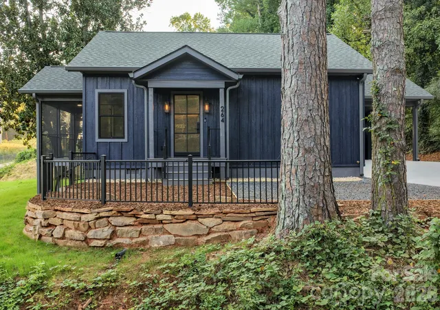 Photo 3 of Single family home for sale at 264 Elm St, Rutherfordton, NC 28139 | MLS# 4426947 | Listing updated on 2026-09-22