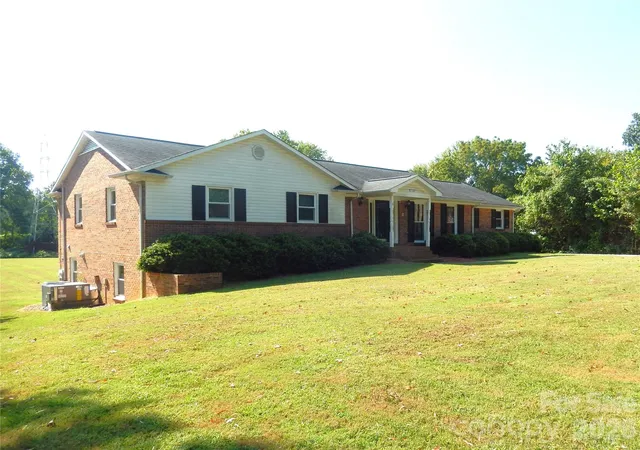 Photo 2 of Single family home for sale at 6700 Pine Lake Ln, Mint Hill, NC 28227 | MLS# 4426952 | Listing updated on 2026-09-23