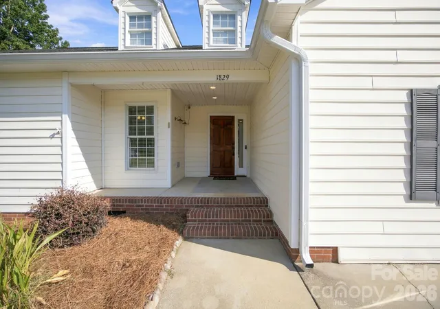 Photo 3 of Single family home for sale at 1829 Kenmore Dr, Statesville, NC 28625 | MLS# 4426962 | Listing updated on 2026-09-22