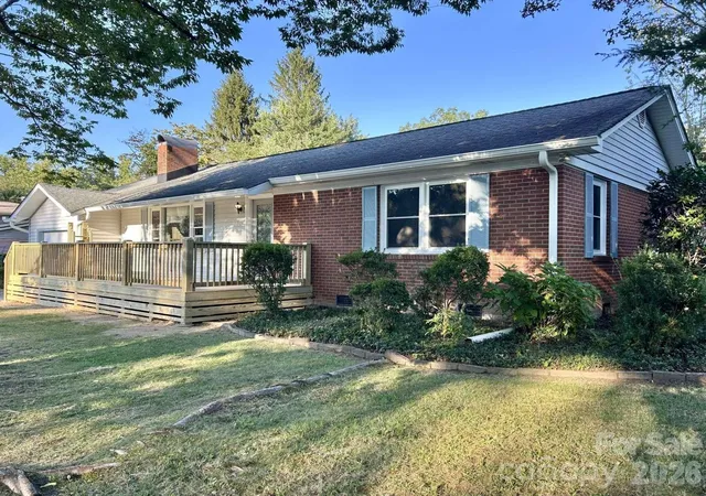 Photo 1 of Single family home for sale at 1225 Pinebrook Cir, Hendersonville, NC 28739 | MLS# 4426966 | Listing updated on 2026-09-23