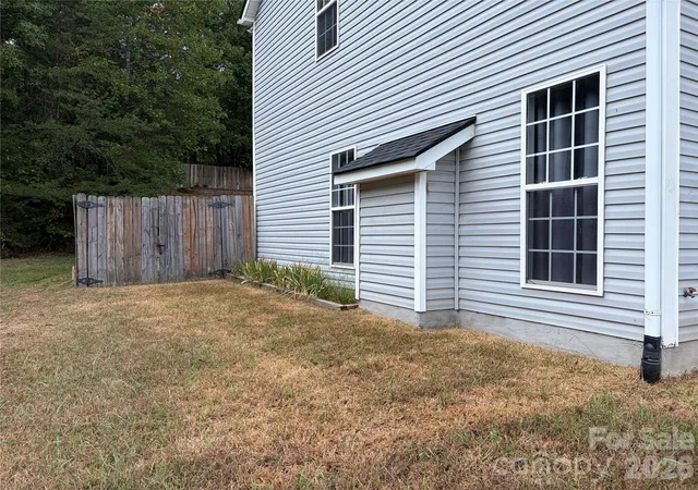Photo 2 of Single family home for sale at 9541 Green Apple Dr, Charlotte, NC 28215 | MLS# 4426973 | Listing updated on 2026-09-26