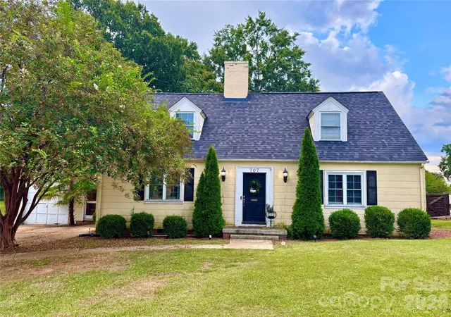 Photo 1 of Single family home for sale at 707 W Barr St, Lancaster, SC 29720 | MLS# 4426979 | Listing updated on 2026-09-22