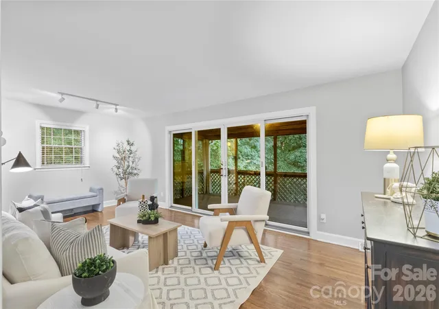 Photo 3 of Sale Pending at 6623 Brookcrest Dr, Charlotte, NC 28210 | MLS# 4426988 | Listing updated on 2026-09-30