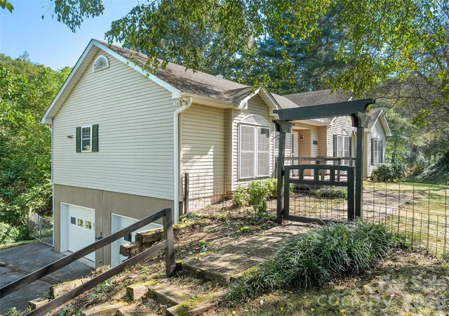 Photo 1 of Single family home for sale at 126 Ridgeline Rd, Clyde, NC 28721 | MLS# 4427000 | Listing updated on 2026-09-25
