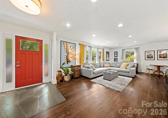 Photo 1 of Single family home for sale at 1206 Holw Tree Ct, Charlotte, NC 28226 | MLS# 4427013 | Listing updated on 2026-10-26