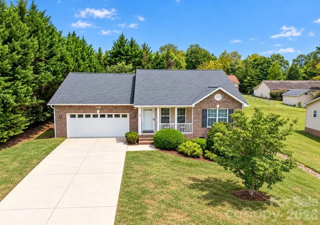 Photo 1 of Single family home for sale at 215 Pine Meadows Cir, Hickory, NC 28601 | MLS# 4427017 | Listing updated on 2026-09-29