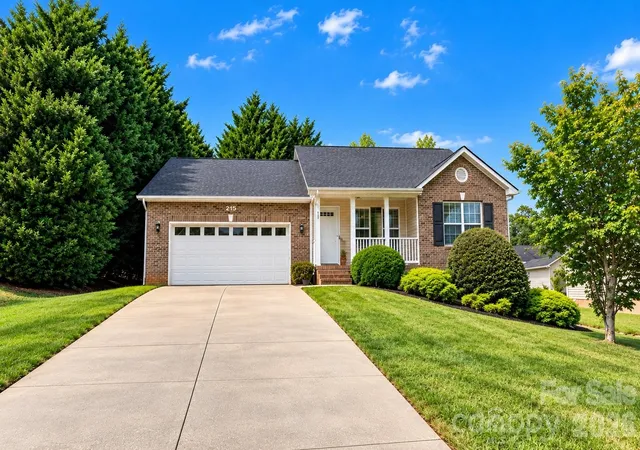 Photo 2 of Single family home for sale at 215 Pine Meadows Cir, Hickory, NC 28601 | MLS# 4427017 | Listing updated on 2026-09-29