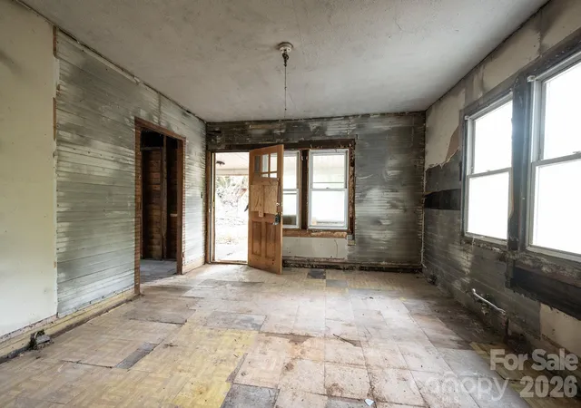 Photo 4 of Single family home for sale at 125 Fairfax Ave, Asheville, NC 28806 | MLS# 4427035 | Listing updated on 2026-10-08