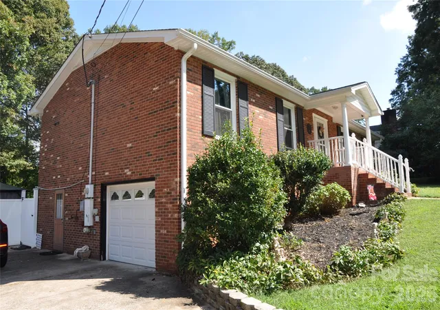 Photo 1 of Single family home for sale at 6045 Woodcove Dr, Winston Salem, NC 27104 | MLS# 4427042 | Listing updated on 2026-09-22