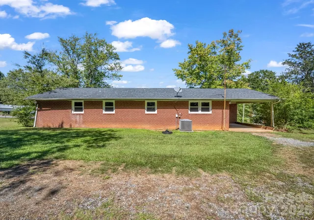 Photo 4 of Single family home for sale at 182 Longview Dr, Forest City, NC 28043 | MLS# 4427043 | Listing updated on 2026-10-02