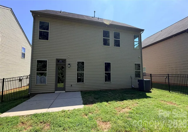 Photo 4 of Single family home for sale at 3807 Ernie Dr, Charlotte, NC 28269 | MLS# 4427050 | Listing updated on 2026-10-01