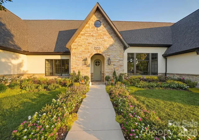 Photo 2 of Single family home for sale at 21 Evian Ct, Asheville, NC 28804 | MLS# 4427052 | Listing updated on 2026-10-02