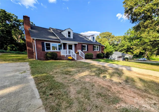 Photo 3 of Single family home for sale at 2048 Simmons St, Gastonia, NC 28052 | MLS# 4427061 | Listing updated on 2026-10-01