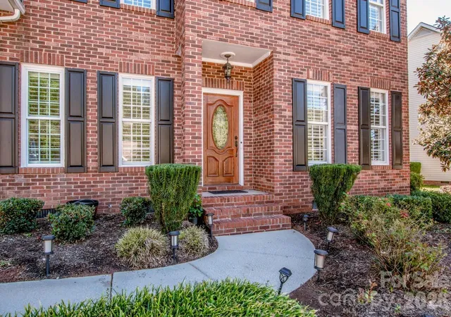 Photo 1 of Single family home for sale at 16908 Hampton Xing Dr, Huntersville, NC 28078 | MLS# 4427172 | Listing updated on 2026-10-03