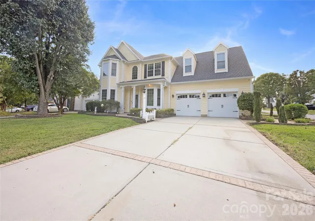Photo 2 of Single family home for sale at 11623 Fox Glen Dr, Charlotte, NC 28269 | MLS# 4427186 | Listing updated on 2026-09-23
