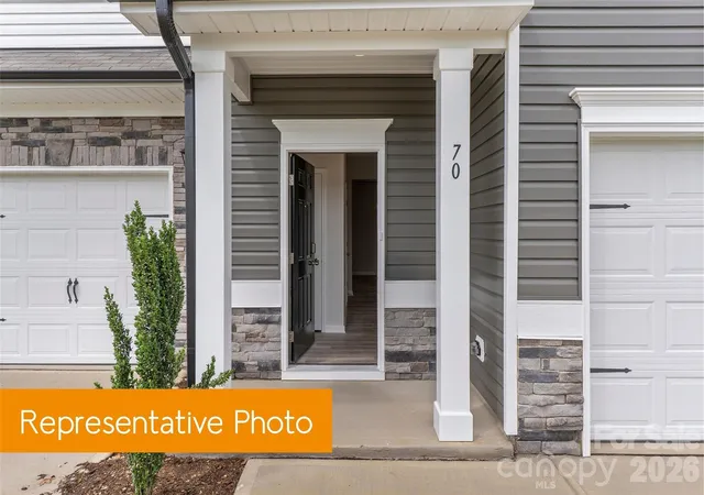 Photo 2 of Townhouse for sale at 6424 Paw Crk Rd, Charlotte, NC 28214 | MLS# 4427217 | Listing updated on 2026-09-23