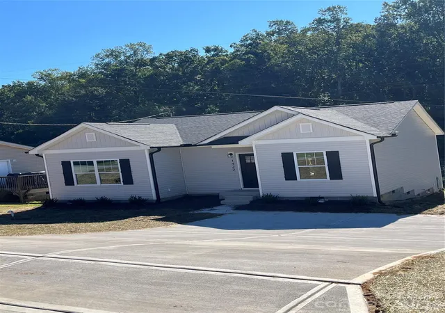 Photo 1 of Single family home for sale at 1422 Johnston St, Gastonia, NC 28054 | MLS# 4427223 | Listing updated on 2026-09-30