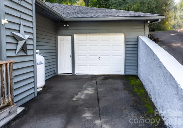 Photo 3 of Single family home for sale at 997 Winterstar Loop, Burnsville, NC 28714 | MLS# 4427231 | Listing updated on 2026-09-23