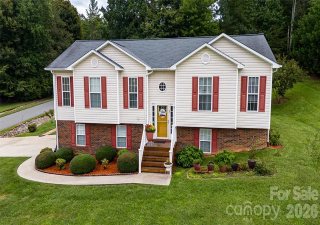 Photo 1 of Single family home for sale at 142 Doe Run, Morganton, NC 28655 | MLS# 4427236 | Listing updated on 2026-09-28