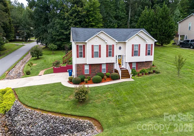 Photo 2 of Single family home for sale at 142 Doe Run, Morganton, NC 28655 | MLS# 4427236 | Listing updated on 2026-09-28