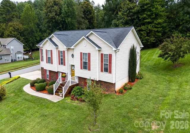 Photo 3 of Single family home for sale at 142 Doe Run, Morganton, NC 28655 | MLS# 4427236 | Listing updated on 2026-09-28