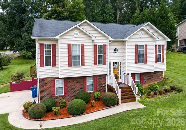 Photo 3 of Single family home for sale at 142 Doe Run, Morganton, NC 28655 | MLS# 4427236 | Listing updated on 2026-09-28