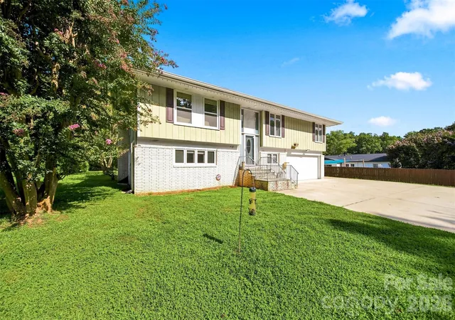 Photo 2 of Single family home for sale at 706 Springdale Rd, Statesville, NC 28677 | MLS# 4427238 | Listing updated on 2026-09-25