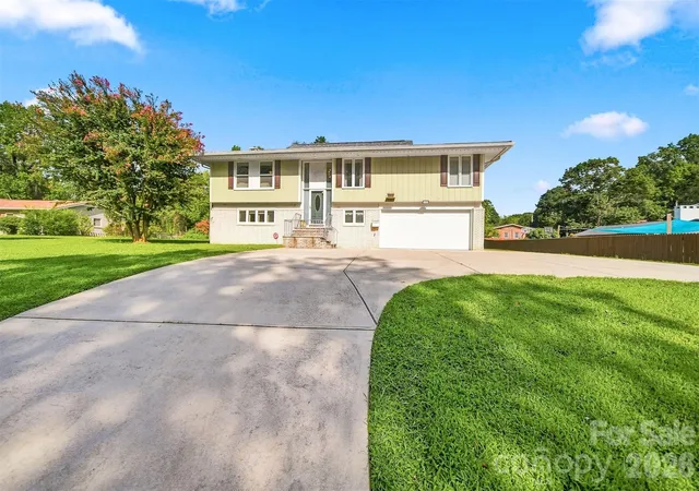 Photo 3 of Single family home for sale at 706 Springdale Rd, Statesville, NC 28677 | MLS# 4427238 | Listing updated on 2026-09-25