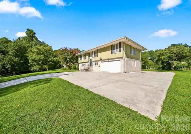 Photo 3 of Single family home for sale at 706 Springdale Rd, Statesville, NC 28677 | MLS# 4427238 | Listing updated on 2026-10-10