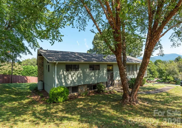 Photo 1 of Single family home for sale at 127 College Cir, Swannanoa, NC 28778 | MLS# 4427251 | Listing updated on 2026-09-29