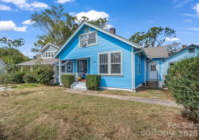Photo 1 of Multi family home for sale at 200 Courtland Pl, Asheville, NC 28801 | MLS# 4427261 | Listing updated on 2026-10-08