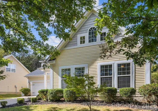 Photo 3 of Single family home for sale at 6723 Carrington Pointe Dr, Huntersville, NC 28078 | MLS# 4427331 | Listing updated on 2026-10-07