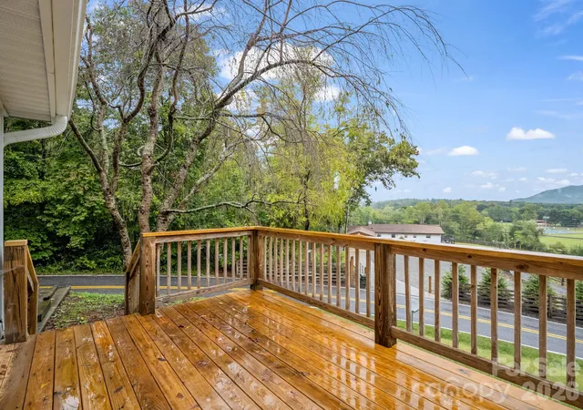 Photo 4 of Single family home for sale at 117 Drexel Rd, Hendersonville, NC 28739 | MLS# 4427336 | Listing updated on 2026-09-27