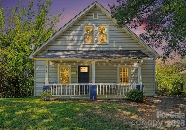 Photo 1 of Single family home for sale at 224 E Catawba Ave, Mooresville, NC 28115 | MLS# 4427374 | Listing updated on 2026-10-07
