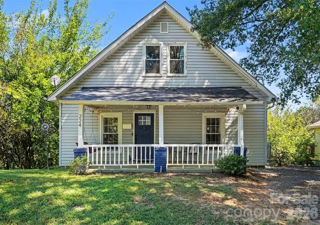 Photo 2 of Single family home for sale at 224 E Catawba Ave, Mooresville, NC 28115 | MLS# 4427374 | Listing updated on 2026-10-07