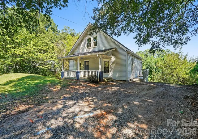 Photo 3 of Single family home for sale at 224 E Catawba Ave, Mooresville, NC 28115 | MLS# 4427374 | Listing updated on 2026-10-07
