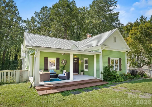 Photo 1 of Single family home for sale at 541 W Probart St, Brevard, NC 28712 | MLS# 4427375 | Listing updated on 2026-10-02