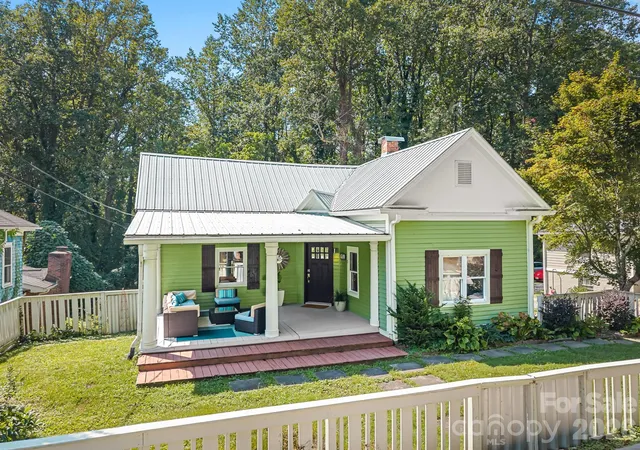 Photo 3 of Single family home for sale at 541 W Probart St, Brevard, NC 28712 | MLS# 4427375 | Listing updated on 2026-10-02