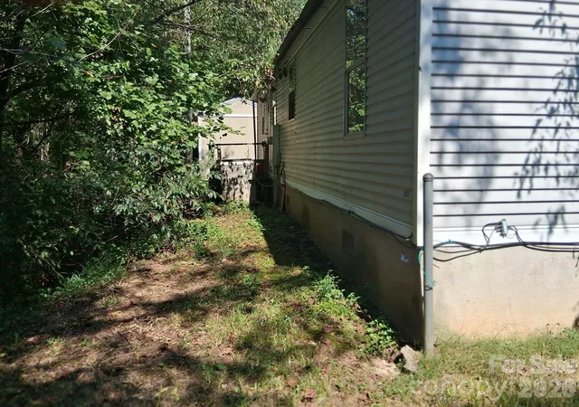 Photo 4 of Single family home for sale at 1215 Peak Pl NW, Lenoir, NC 28645 | MLS# 4427420 | Listing updated on 2026-09-22